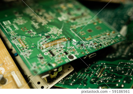 Parts of demounted gadgets examined by master of repair service 59186561