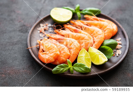 Shrimps served with lemon 59189935