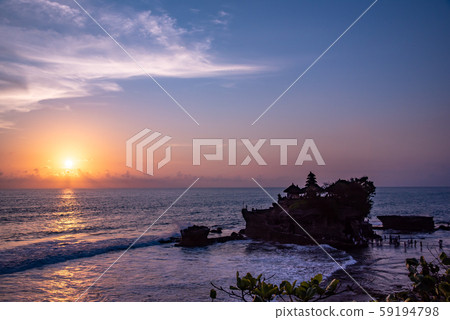 印度尼西亞巴厘島，海神廟在日落時 59194798