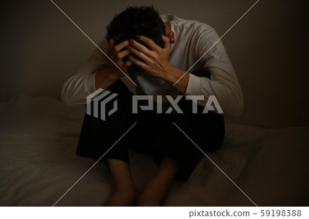 Man holding his head 59198388