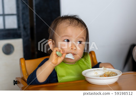 嬰兒和母親吃嬰兒食品 嬰兒和母親吃嬰兒食品 59198512