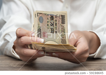Close up female hand counting Japanese yen back 59198645