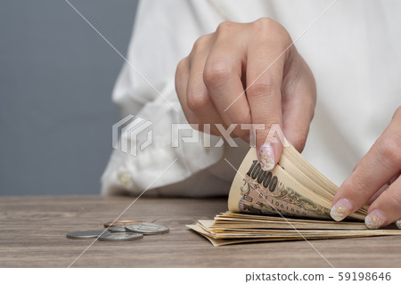 Close up female hand counting Japanese yen banknotes 59198646