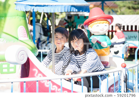 一個孩子騎車 一個孩子騎車 59201796