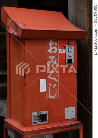 在日本神社中經常發現的Omikuji自動販賣機 59204906