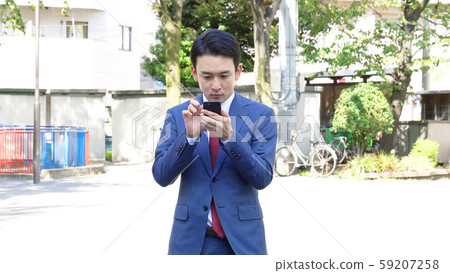 一個人帶著智能手機走路 一個人帶著智能手機走路 59207258