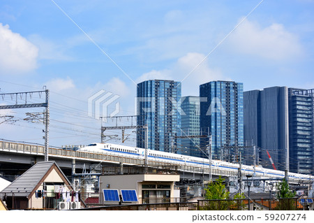 在西西川川附近奔跑的東海道新幹線 在西西川川附近奔跑的東海道新幹線 59207274