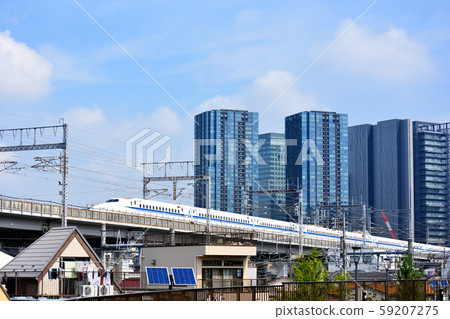 在西西川川附近奔跑的東海道新幹線 在西西川川附近奔跑的東海道新幹線 59207275
