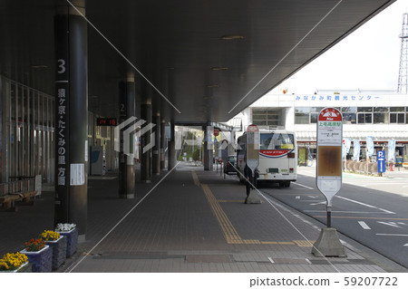 Kanetsu Kotsu Bus stopping at Jomo Kogen Station on Joetsu Shinkansen 59207722