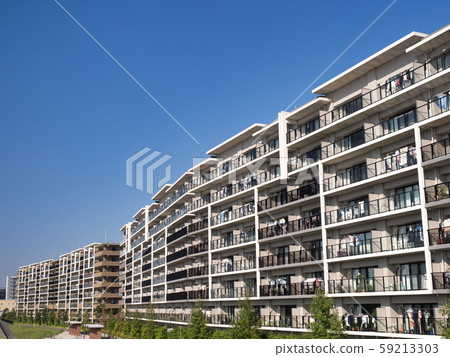 住宅區的大型公寓 59213303