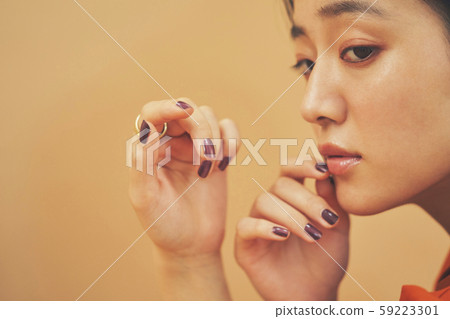 Female portrait beauty 59223301