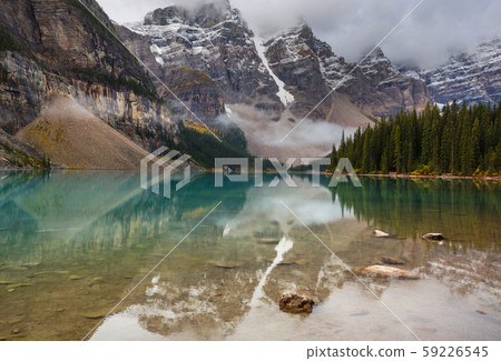Moraine lake 59226545