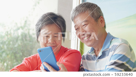 old couple use smartphone 59233640