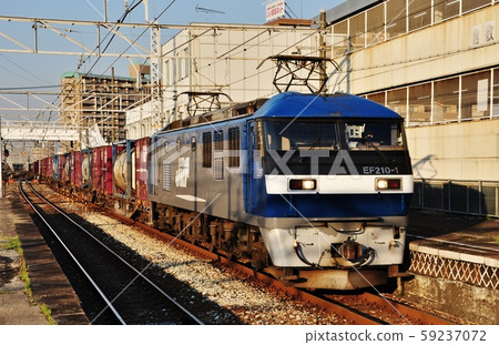 貨運列車經過三洋本線和倉敷站(EF210 +工作) 貨運列車經過三洋本線和倉敷站(EF210 +工作) 59237072
