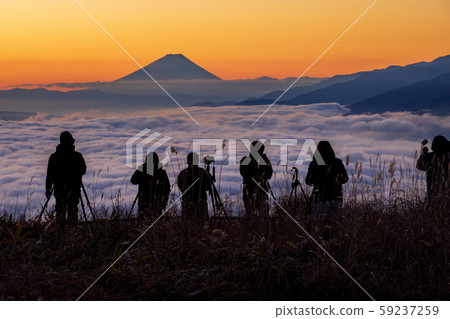 Take a picture of Lake Suwa and the sea of clouds from the High Bocchi Plateau 59237259