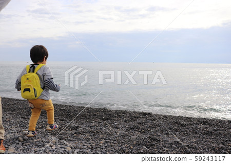 孩子在海裡玩，寒冷的時間，後視圖 59243117