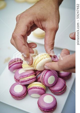 糕點廚師製作杏仁餅 59247482