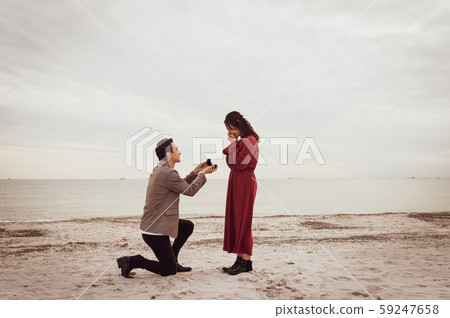 Couple proposal sea Couple proposal sea 59247658