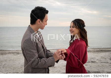 Couple proposal sea Couple proposal sea 59247659