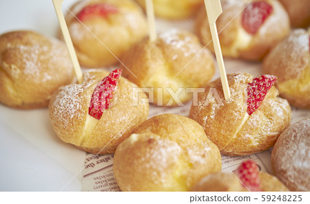Strawberry handmade cream puff 59248225