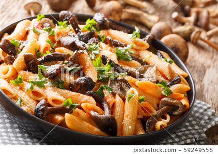 Serving penne pasta with roasted honey mushrooms 59249558