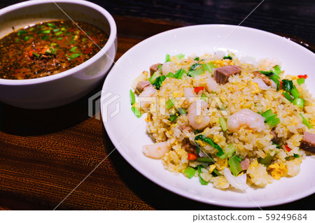 芝麻擔擔面，擔擔面，五味炒飯，炒飯，炒飯，中餐，辣拉麵套餐 59249684