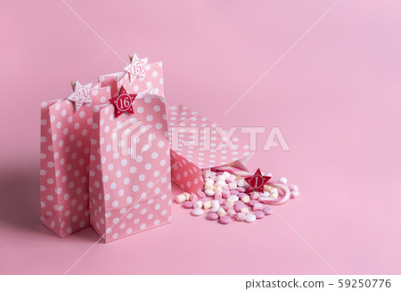 Advent calendar in pink. Gift bags with sweets. 59250776