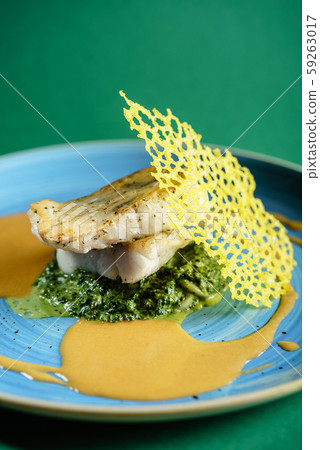 zander with spinach 59263017