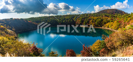 Fudoike in early autumn It is a volcanic lake with a diameter of about 200 meters in the northeastern part of the Ebino Plateau in southern Kyushu. Fudoike in early autumn It is a volcanic lake with a diameter of about 200 meters in the northeastern part of the Ebino Plateau in southern Kyushu. 59265641