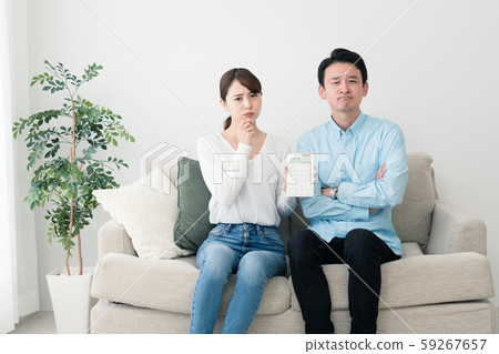 年輕的男人和女人用計算器思考 年輕的男人和女人用計算器思考 59267657