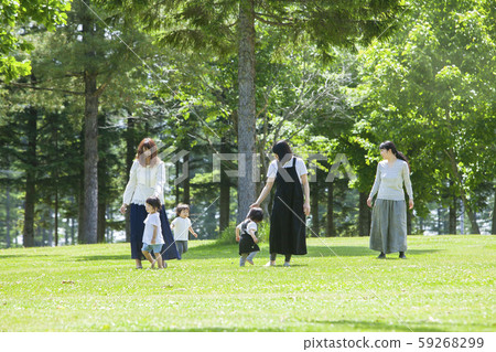 父母和孩子在公園散步 父母和孩子在公園散步 59268299