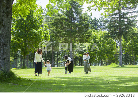 父母和孩子在公園散步 父母和孩子在公園散步 59268318