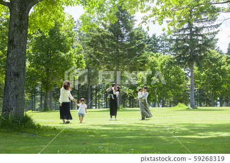父母和孩子在公園散步 父母和孩子在公園散步 59268319