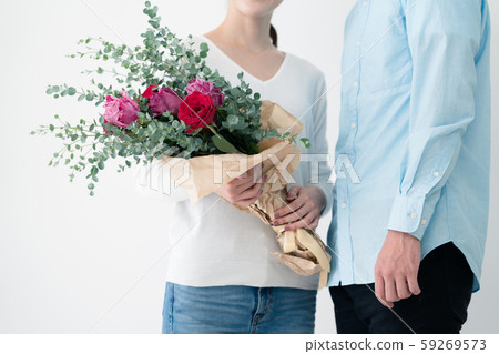 一個男人把花交給女人 一個男人把花交給女人 59269573