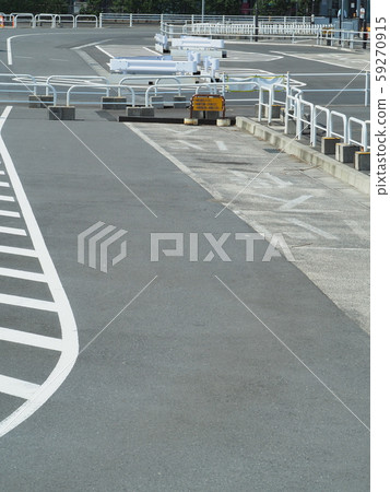 Road before opening: Road markings = zebra zone, rectification zone Temporary guardrail Road before opening: Road markings = zebra zone, rectification zone Temporary guardrail 59270915