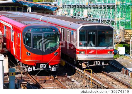 到達日本城市景觀的四谷站的丸之內線新車2000系列的視圖 59274549