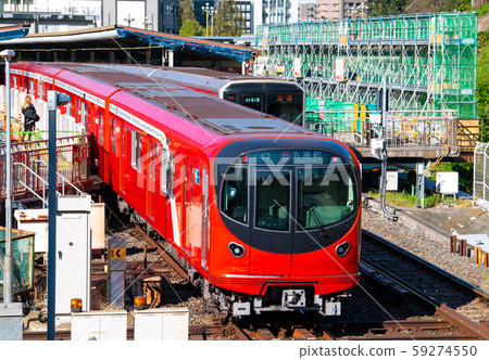 到達日本城市景觀的四谷站的丸之內線新車2000系列的視圖 59274550