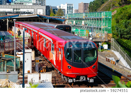 到達日本城市景觀的四谷站的丸之內線新車2000系列的視圖 59274551