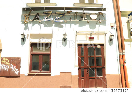 A house that seems to sound from somewhere 59275575