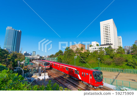 日本的東京城市景觀丸之內線新火車2000系列離開四谷站的視圖 59275909