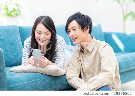 年輕夫婦(智能手機) 年輕夫婦(智能手機) 59276865