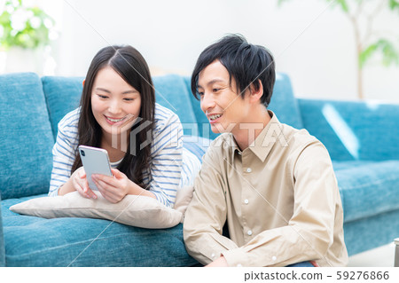 年輕夫婦(智能手機) 年輕夫婦(智能手機) 59276866