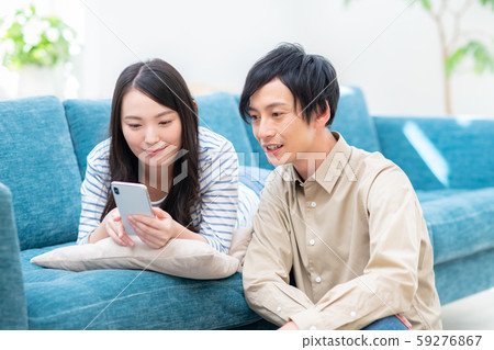 年輕夫婦(智能手機) 年輕夫婦(智能手機) 59276867