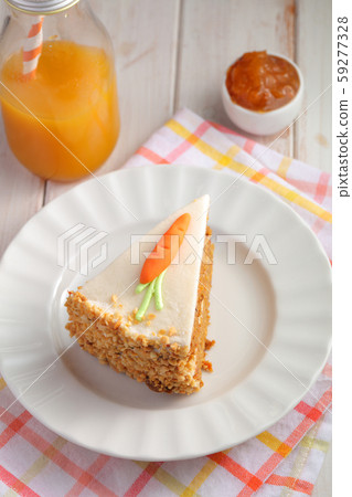 Slice of carrot cake  Pastel de zanahoria with 59277328