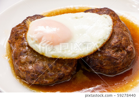 Stewed hamburger, fried egg. 59278440