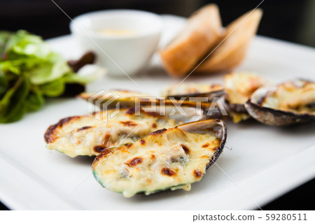 Baked mussels au gratin 59280511