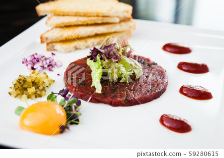 Classic steak tartare 59280615