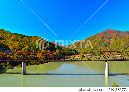 染有秋葉的五十嵐湖 染有秋葉的五十嵐湖 59282677