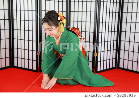 日本成人攝影棚拍攝,和服的日本女人 日本成人攝影棚拍攝,和服的日本女人 59285939