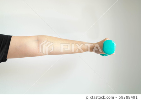 The left hand and arm of a woman lifting dumbbells weighs 1 kilogram in parallel with the floor. 59289491